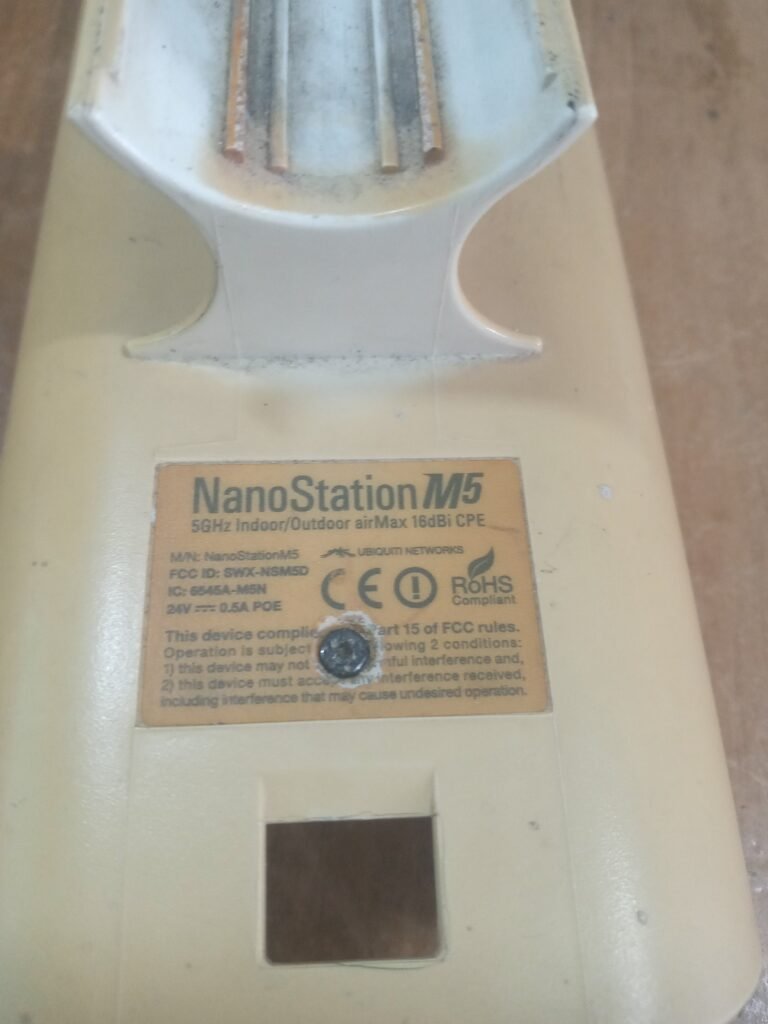 NanoStation-M5-tornillo-trasero-768x1024 Reparar un NanoStation M5 con Puerto LAN Dañado